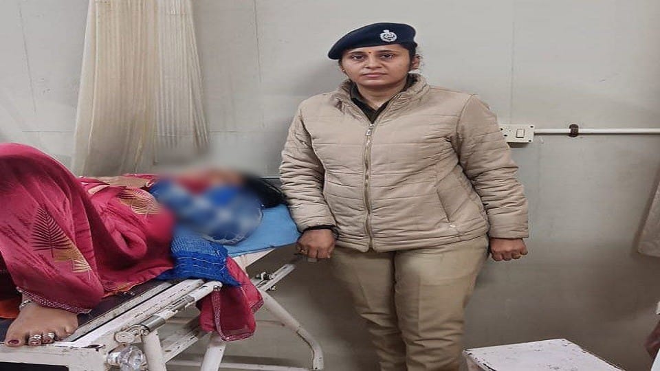 paataal kot mein mahila yaatree ko huee prasav peeda, bete ko diya janm