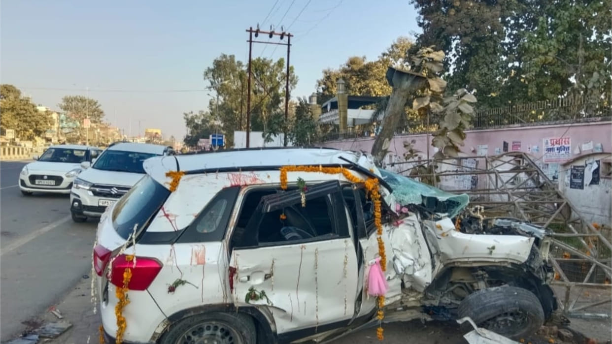 Two road accidents took place in Gorakhpur late night. Bike rider died, car question injured