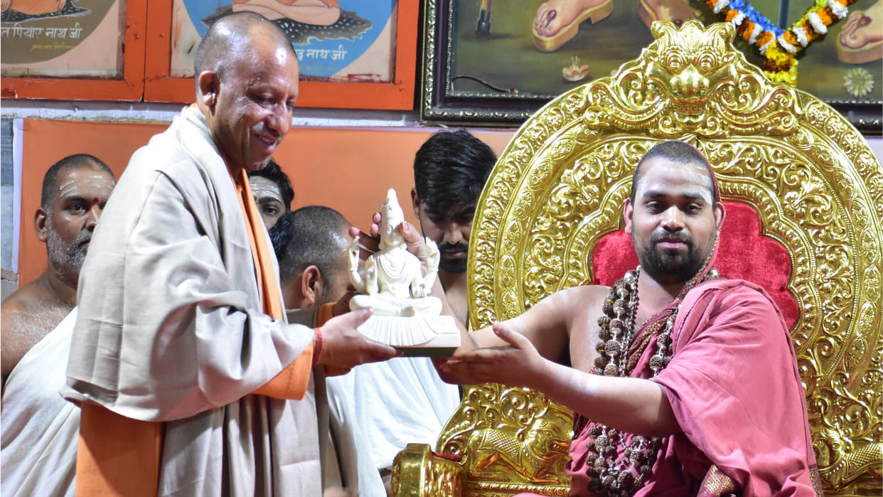 Shankaracharya Vidhushekhar Bharti praised PM and CM while giving blessings at Gorakhnath temple.