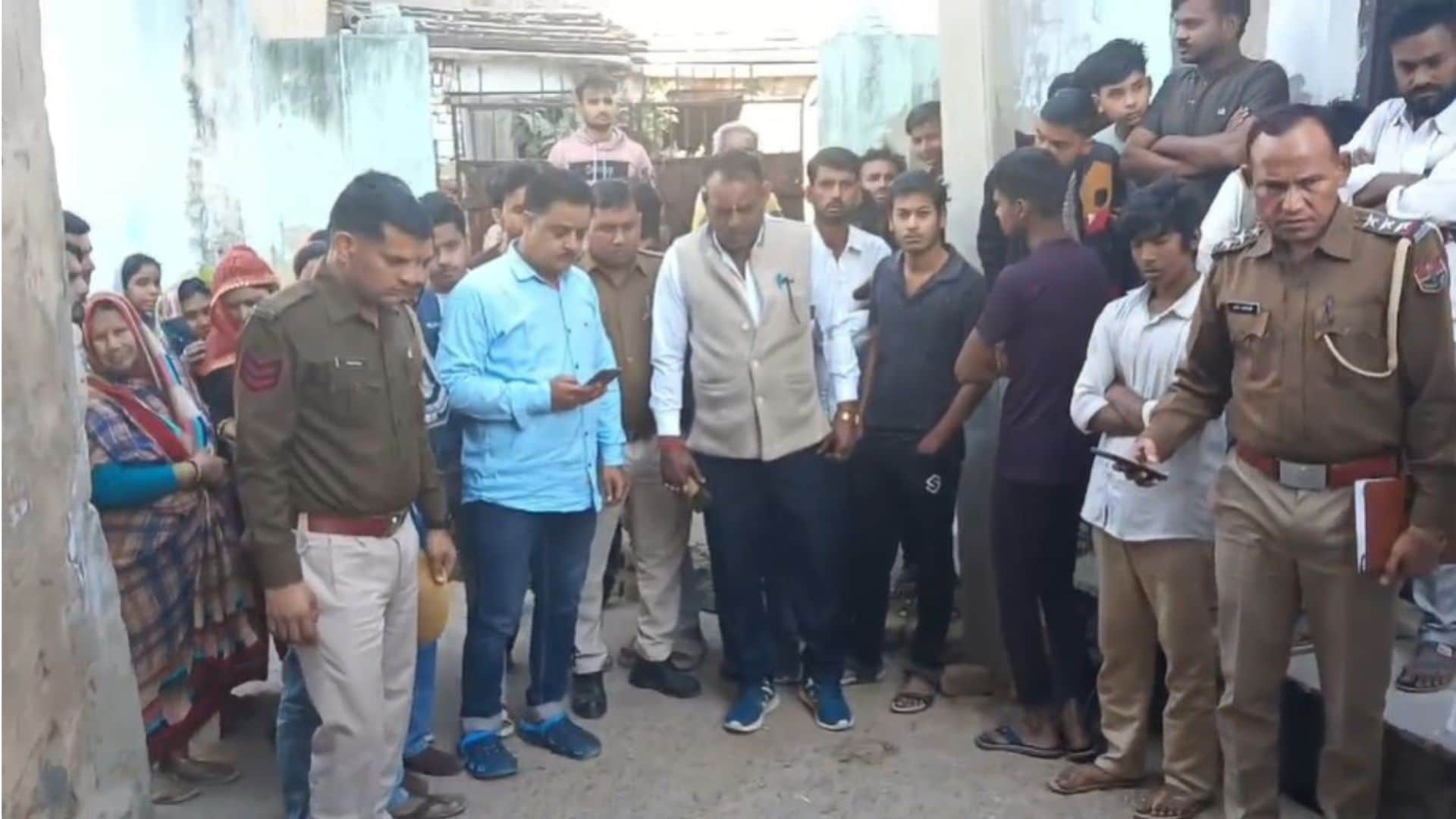 घटनास्थल पर मौजूद पुलिसकर्मी