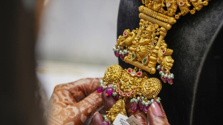 Gold Silver Price: ईरान पर ट्रंप की धमकी से सहमा सर्राफा बाजार; चांदी 2000 रुपये टूटी, सोने की चमक पड़ी फीकी