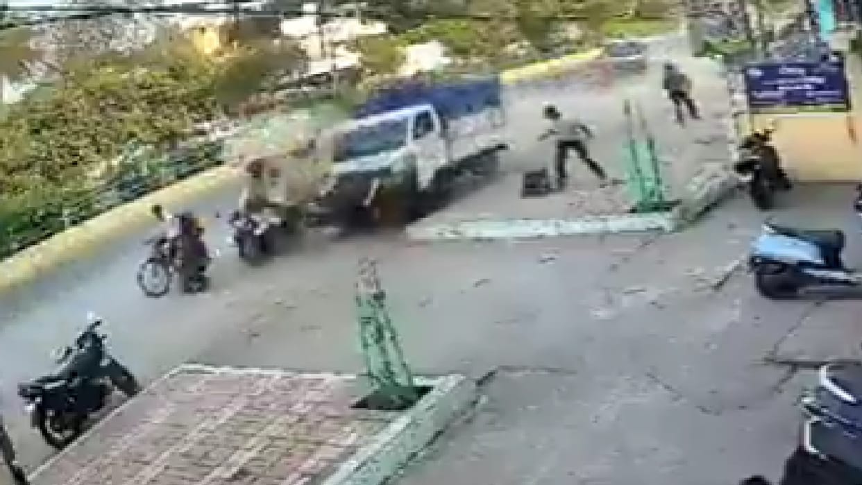 High speed wreaks havoc in the capital Raipur, pickup hits electric pole after trampling several people