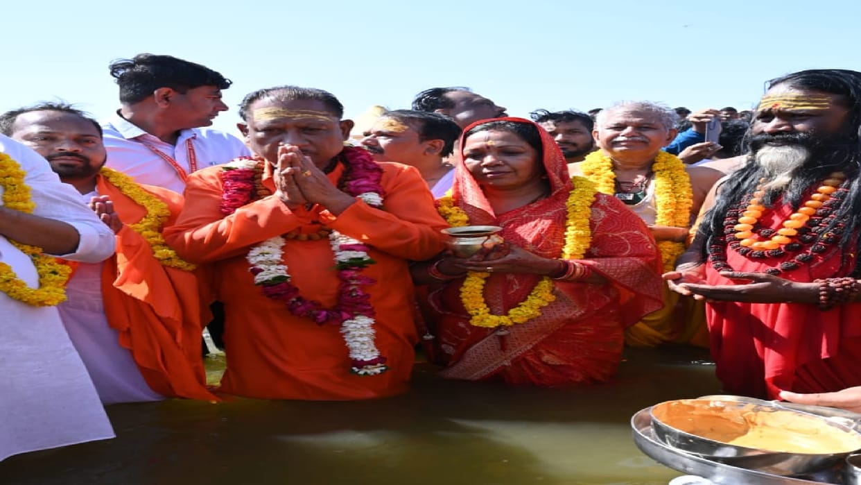 Chief Minister vishnudev Sai took a holy dip in Maha Kumbh along with his wife