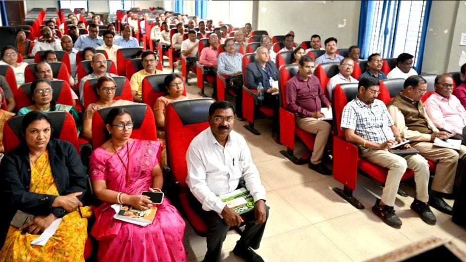 कलेक्टर ने केंद्र अध्यक्षों के साथ की बैठक