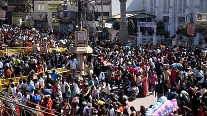 Kashi Vishwanath Mandir: 10 लाख श्रद्धालु पहुंचे विश्वनाथ धाम, बांस-बल्ली के ऊपर चढ़कर निकले श्रद्धालु Kashi Vishwanath Mandir visited 10 lakh devotees Rumors of stampede spread in Bengali Tola