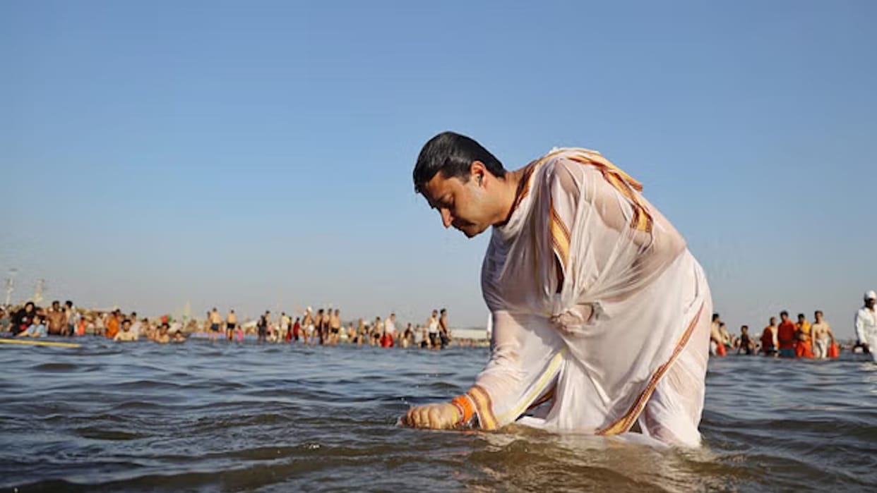 Union Minister Jyotiraditya took a dip in Sangam, said - bathing in Triveni is a supernatural moment