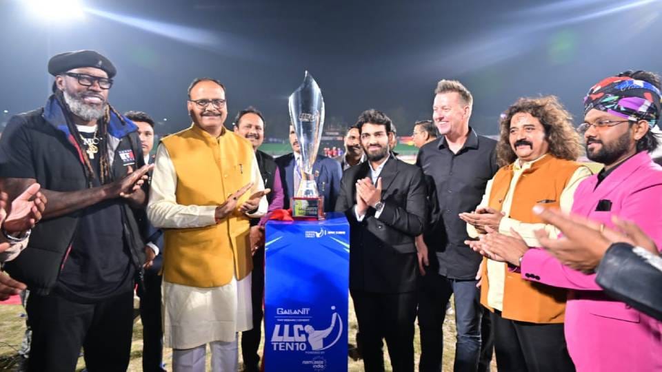 Lucknowites thrilled to see Chris Gayle and Brett Lee start of LLC Ten-10 league got off KD Singh Babu Stadium