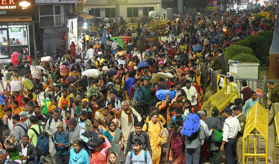 73 lakh devotees including five lakh Kalpavasis took a dip in Sangam on Thursday, crowd pressure reduced.