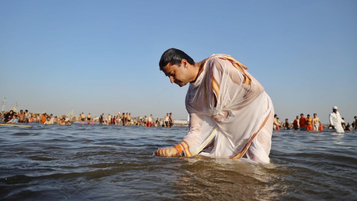 Maha Kumbh: Union Minister Scindia took a dip in the Ganga, performed puja with his wife Priyadarshini
