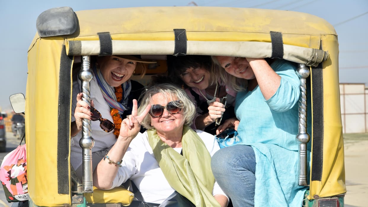 Mahakumbh: Foreign tourists, who are also studying the arrangements of Mahakumbh, met Agni Akhara and Mahamand