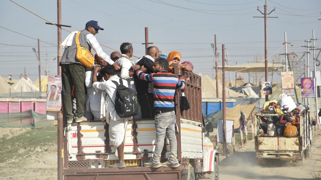 On the 32nd day of the fair, people got relief from the jam in the city, outside vehicles also got entry from