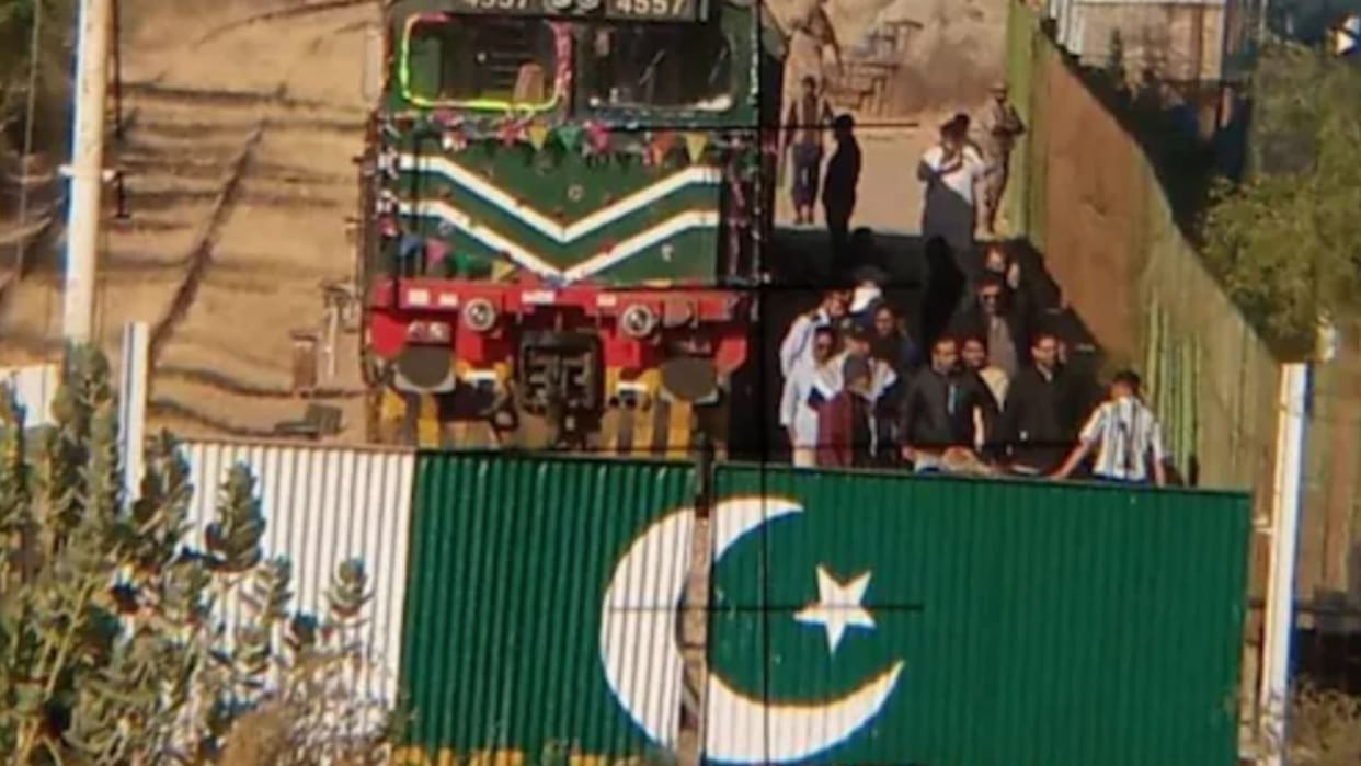 Pakistani train carrying tourists reached Zero Line