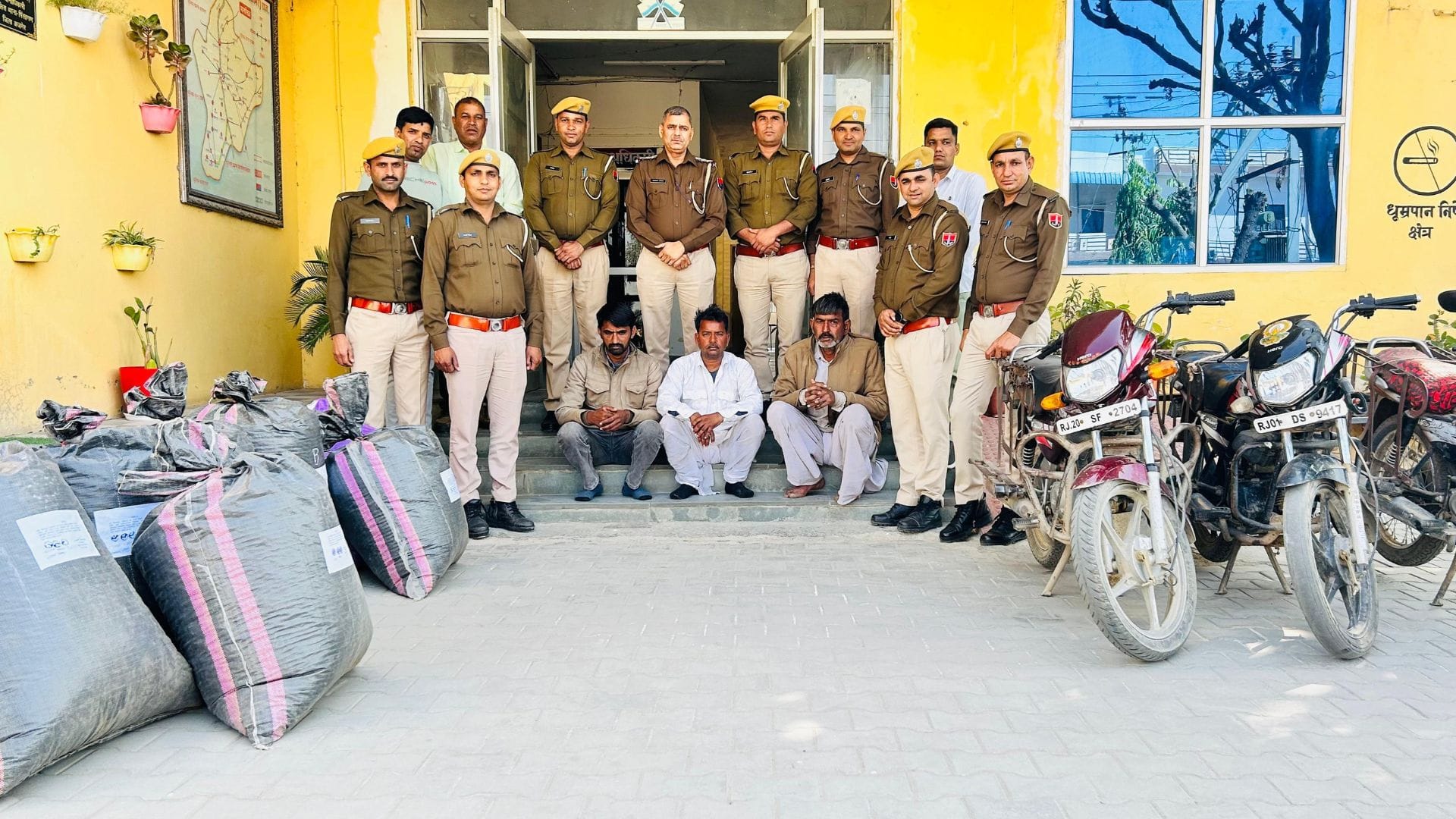 पुलिस की गिरफ्त में आरोपी