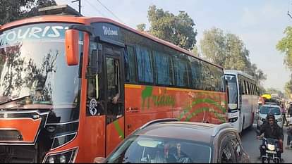 Crowds of Devotees from Maha Kumbh Are Reaching Ramnagari long traffic jam on Prayagraj highway in Bikapur