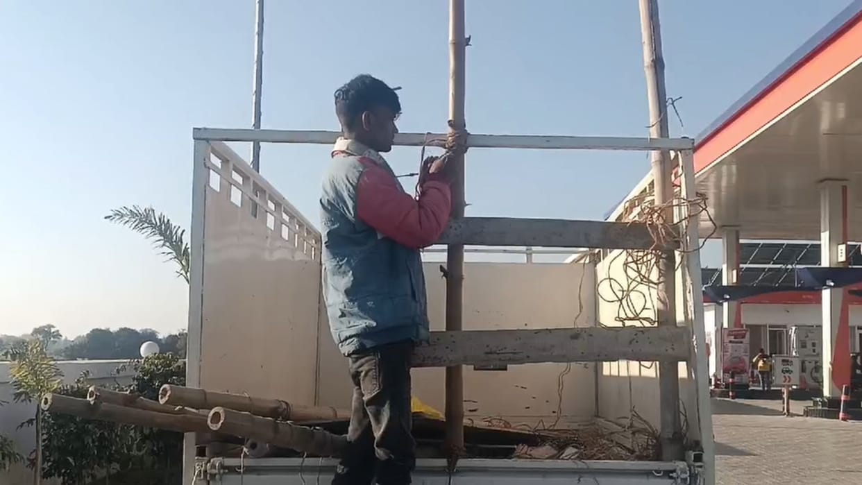 Pickup coming from Prayagraj overturned 13 people injured