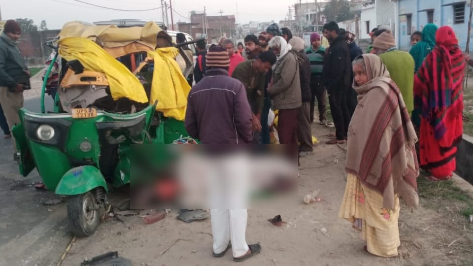Big Road accident in Kushinagar Auto rams into truck parked on road many killed including driver