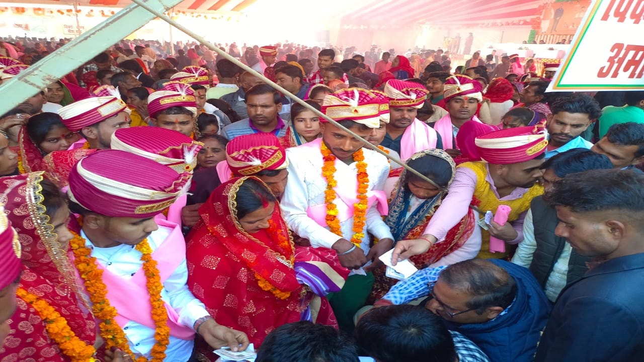 Groom turban and bride sari missing from the bag at Mass marriage ceremony in Pilibhit