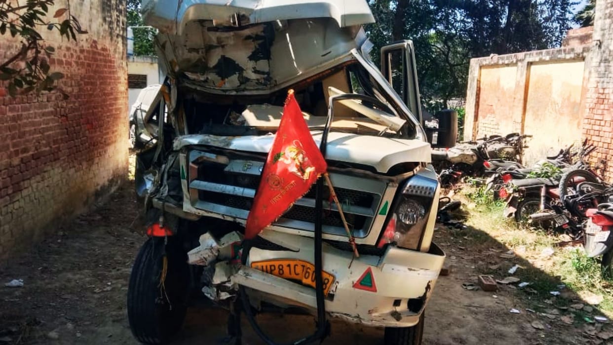 Tragic accident in Jaunpur Mini bus collides with trailer two devotees die 10 people injured