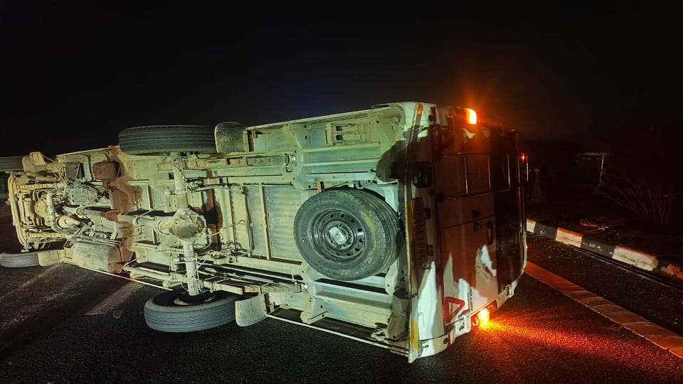 Car of devotees returning from Ayodhya met with accident screams on Lucknow Expressway seven injured