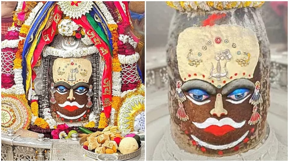 Sandalwood tilak, Trishul and Damru with Mahakal decorated like this in Bhasma Aarti today