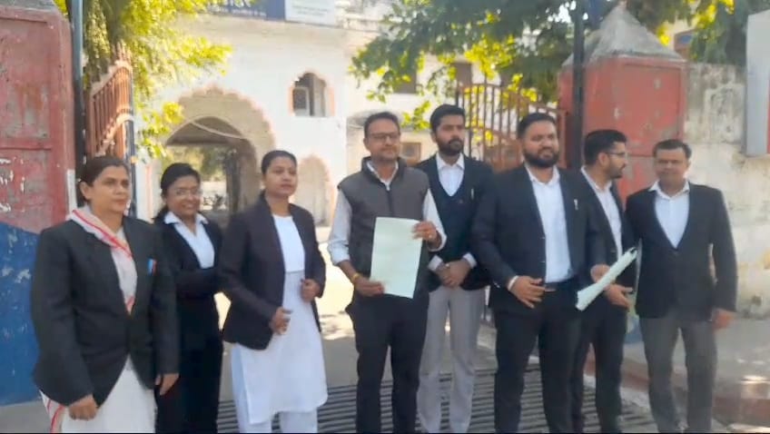 यूट्यूबरों के खिलाफ थाने में दिया परिवाद