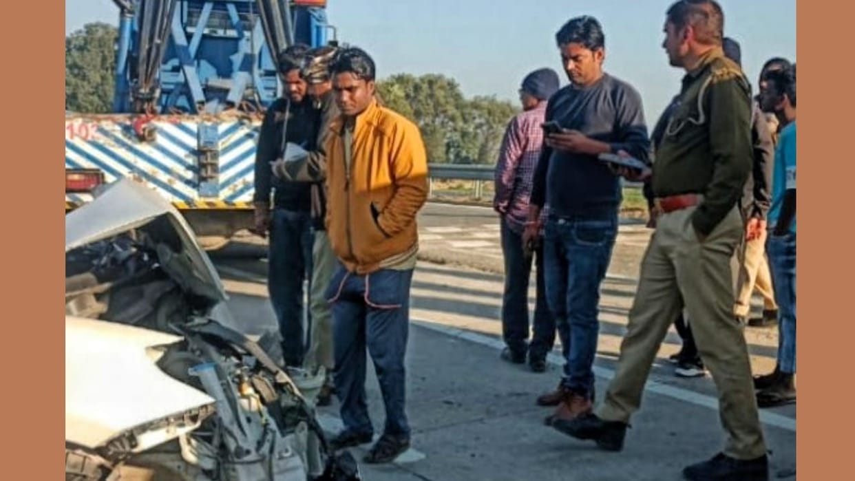 Ambala family's car and Magic collided while going to Prayagraj, four people got injured