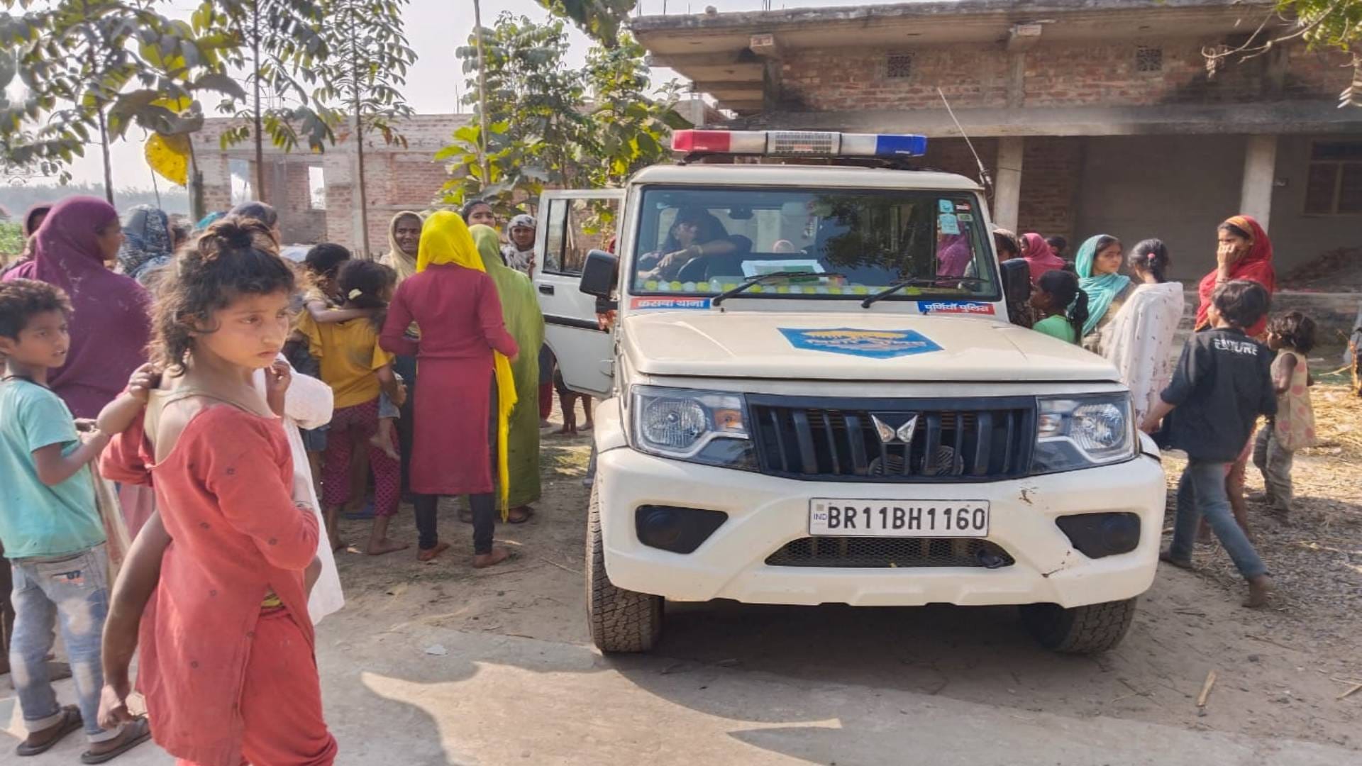 पुलिस और ग्रामीण
