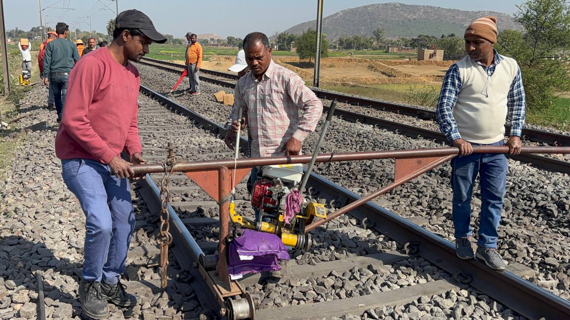Bihar News Jamui miscreants damaged railway track by cutting railway administration is investigating matter