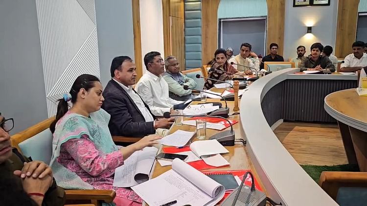 The Issue Of Closed Ct Scan Heated Up In The District Council Meeting - Amar Ujala Hindi News Live - Barmer News:जिला परिषद की बैठक में गरमाया बंद सीटी स्कैन का मुद्दा, जिला प्रमुख ने Cmho को निकाला बाहर
