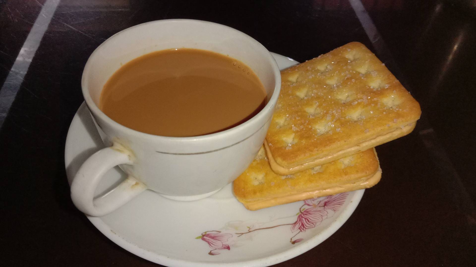 If you have the habit of eating tea biscuit daily leave it now Know its disadvantages and Effect on Health