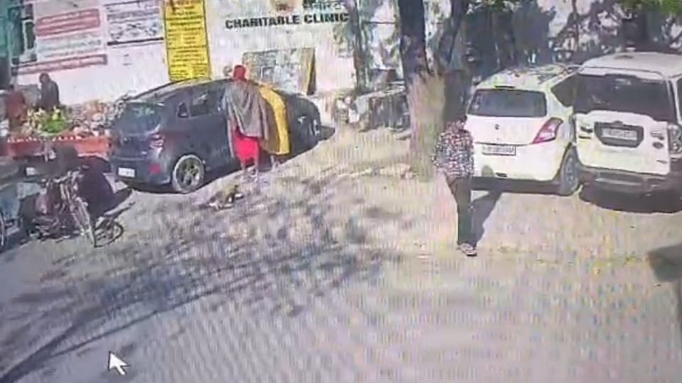 two robbers disguised as sadhus hypnotized car rider robbed him gold chain in Chandigarh
