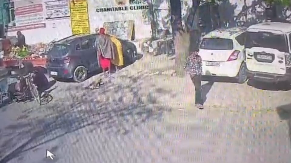 two robbers disguised as sadhus hypnotized car rider robbed him gold chain in Chandigarh