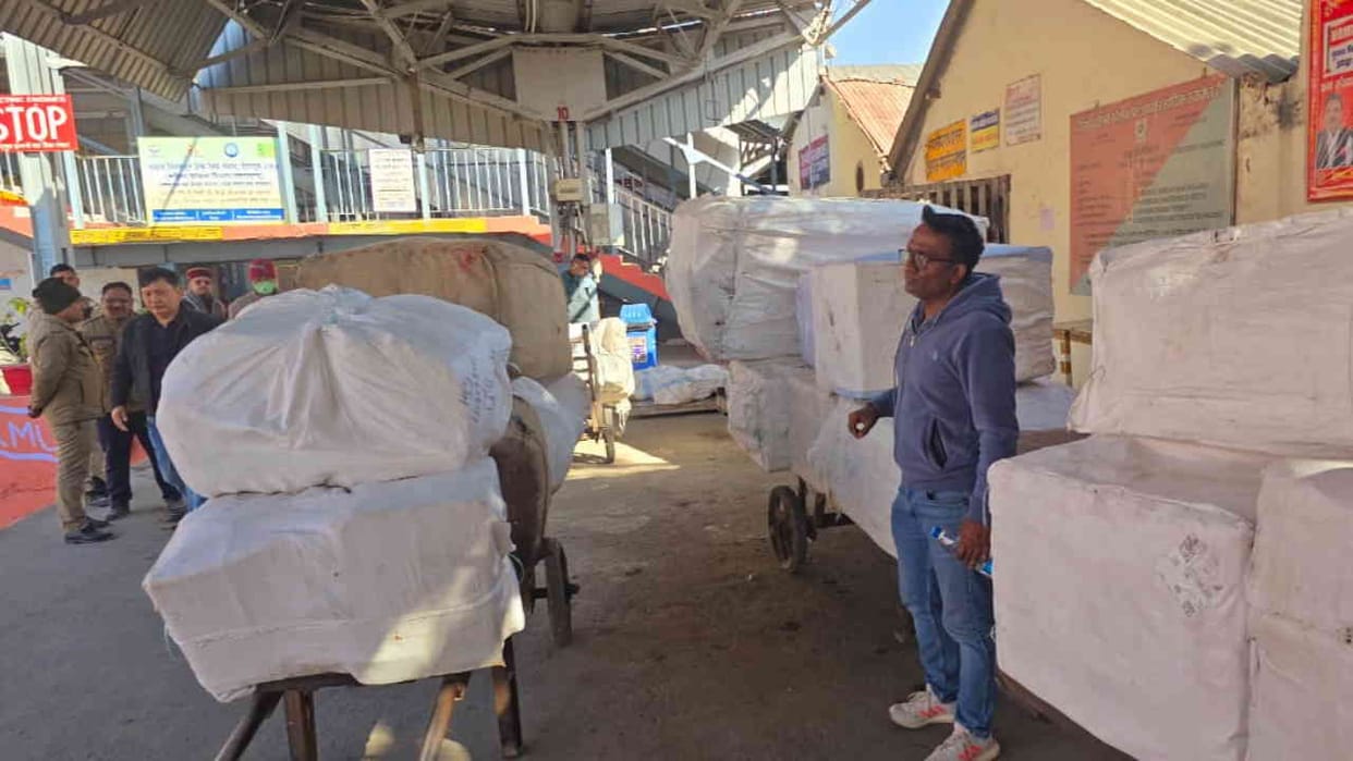 Uttarakhand State GST team raided Dehradun railway station read All Updates in hindi