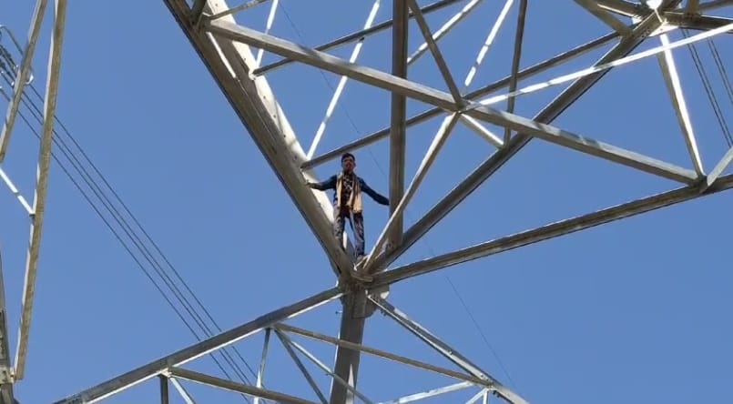 Angry at not getting compensation the farmers son climbed the tower uproar continued for an hour