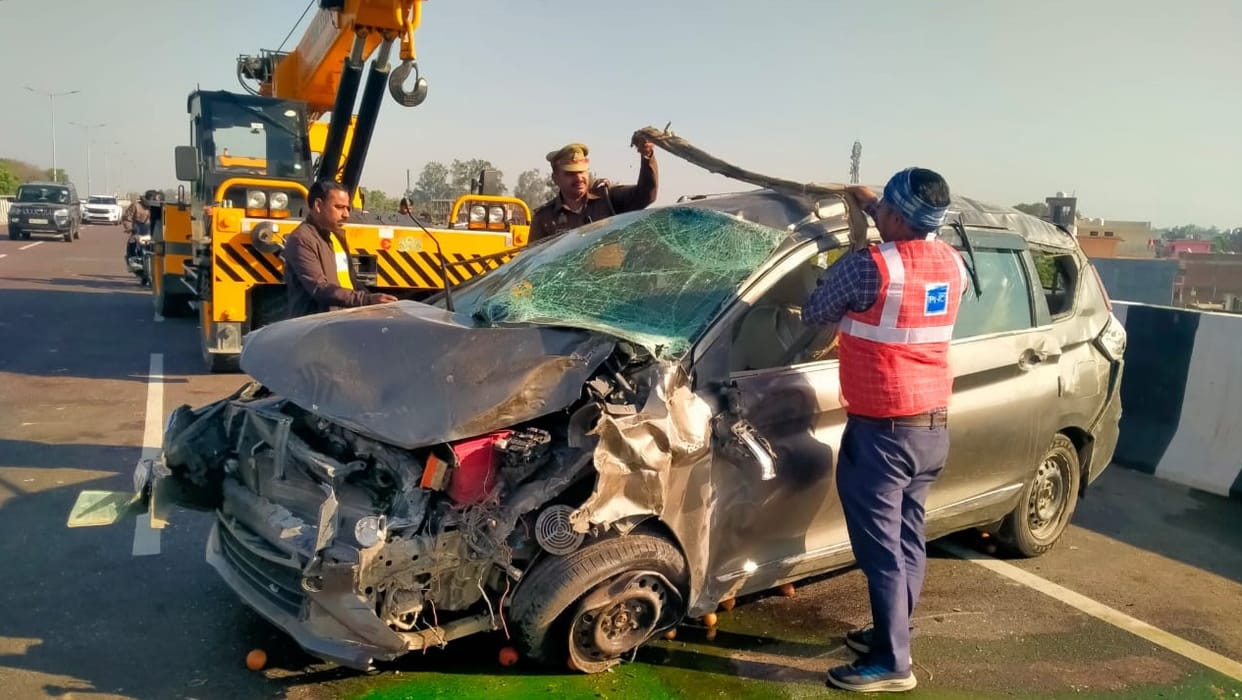 Kanpur Road Accident Car hits e rickshaw on flyover one dead and half a dozen injured