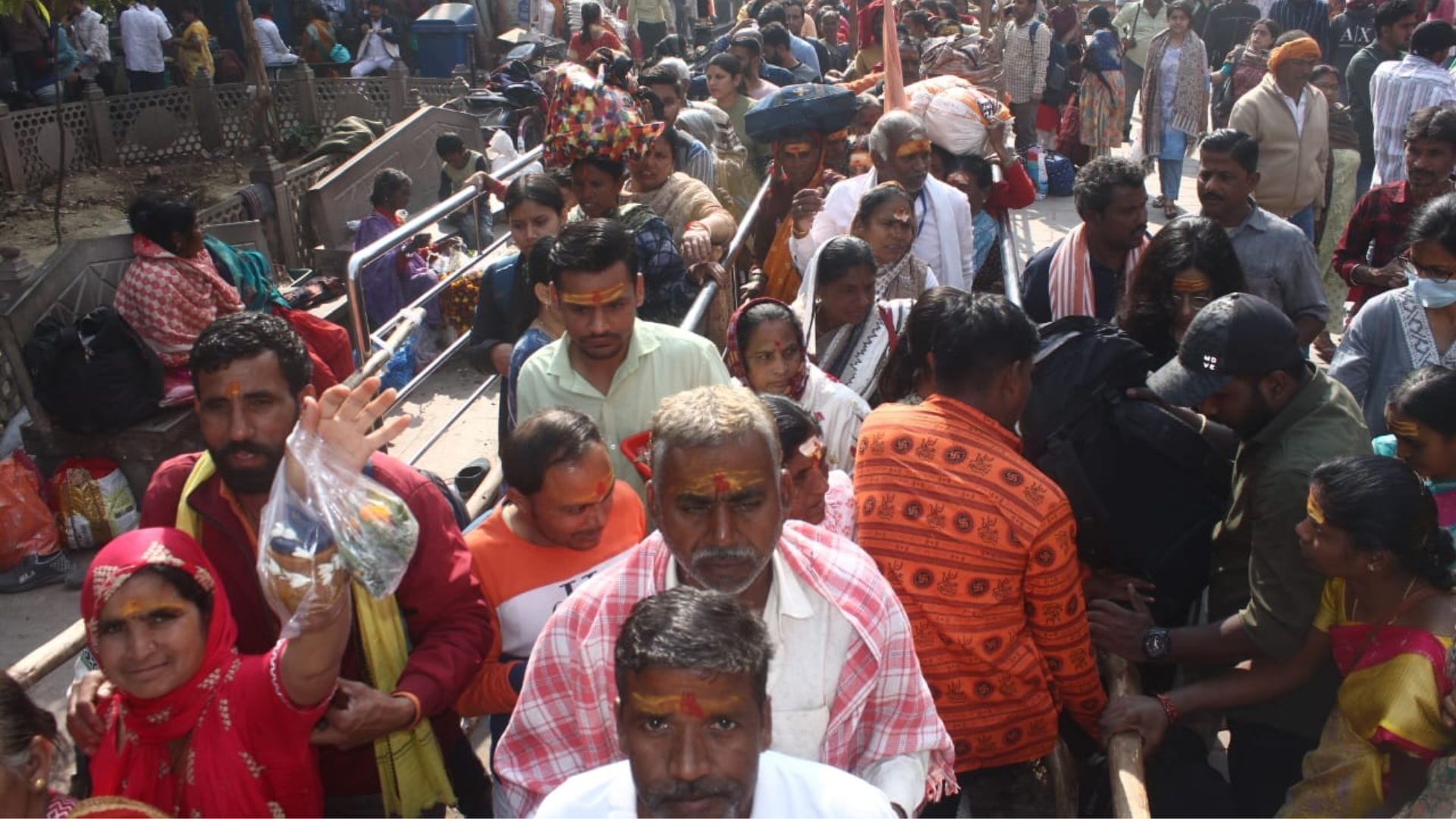 Kashi vishwanath mandir lakhs devotees offered prayers after Mangala Aarti