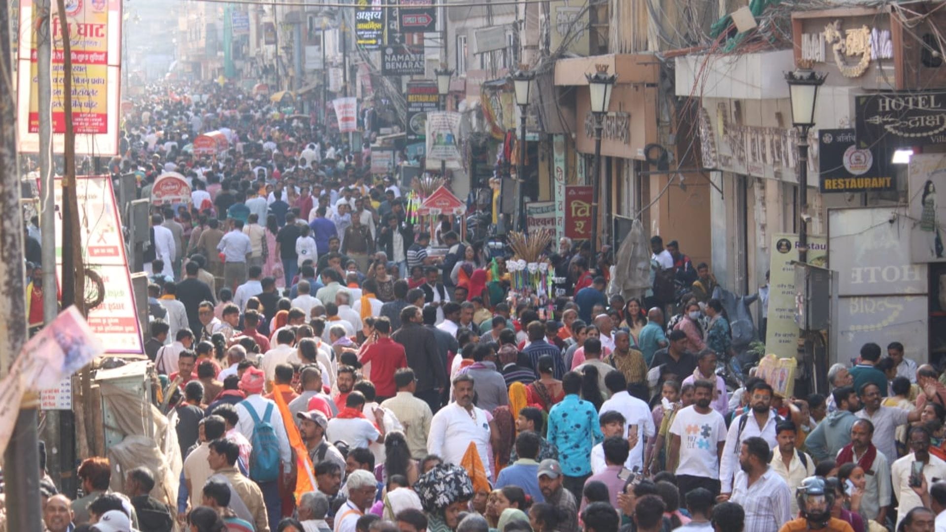 Kashi vishwanath mandir lakhs devotees offered prayers after Mangala Aarti
