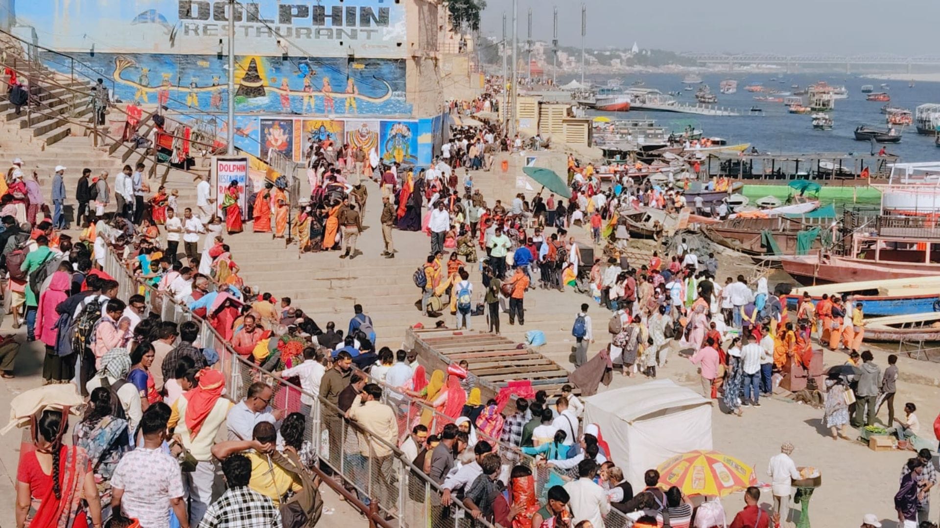 Kashi vishwanath mandir lakhs devotees offered prayers after Mangala Aarti