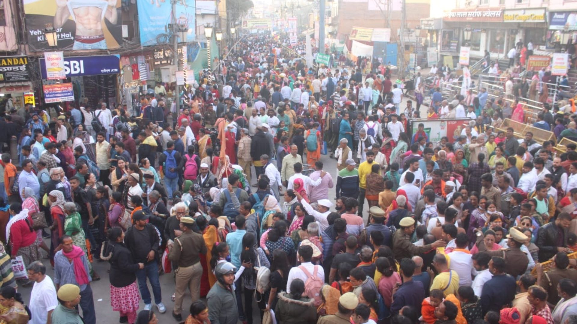 Kashi vishwanath mandir lakhs devotees offered prayers after Mangala Aarti