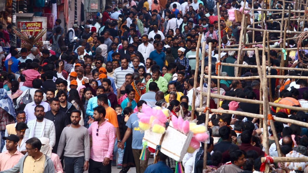 Kashi vishwanath mandir lakhs devotees offered prayers after Mangala Aarti