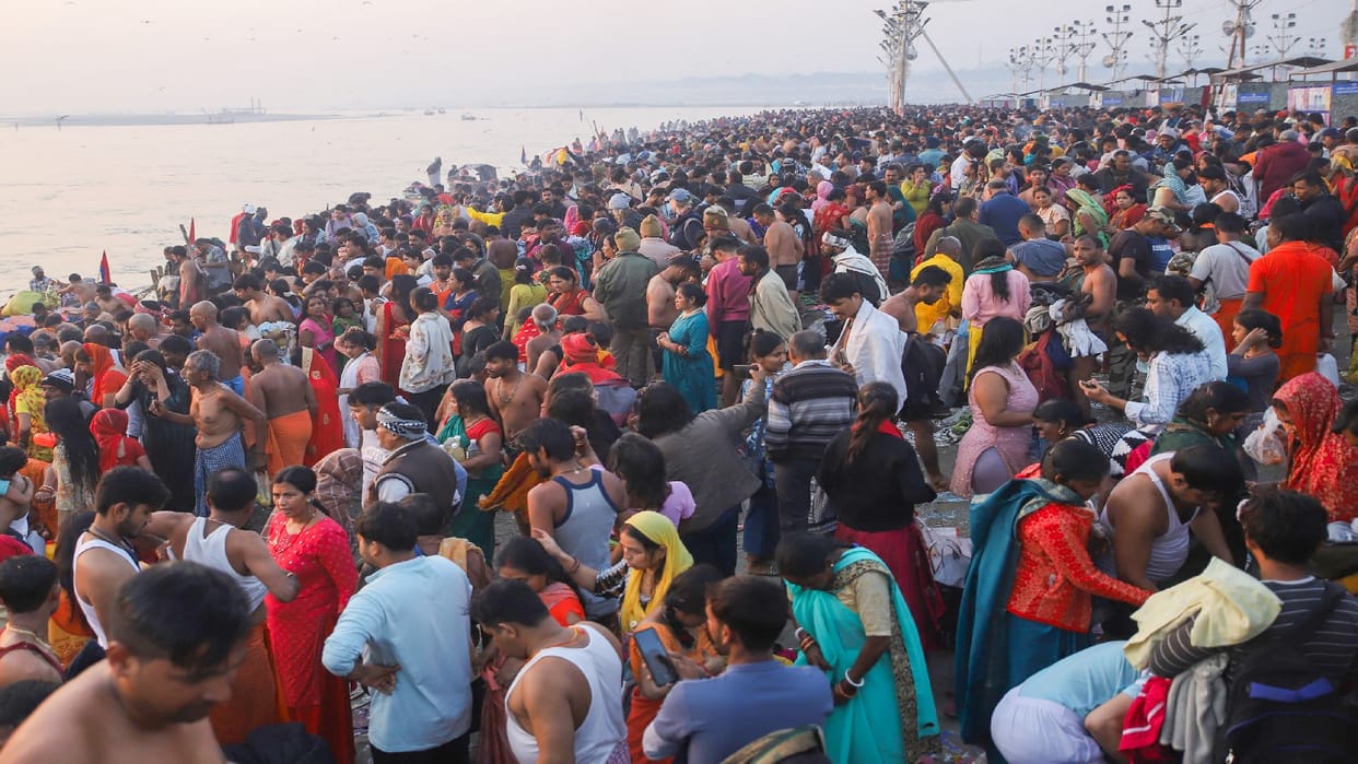 Mahakumbh Prayagraj 2025 Live Updates Devotees Sangam Ghats Snan Maha Kumbh Mela Photos Videos News in Hindi