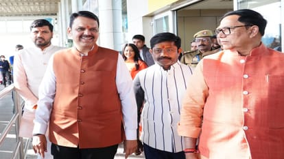 Maharashtra CM Devendra Fadnavis took a dip in Sangam with his wife, said- felt a sense of pride