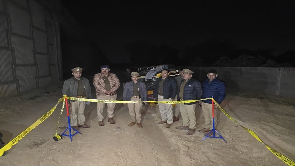Mathura police caught two criminals in an encounter steal from closed houses one was shot in the leg