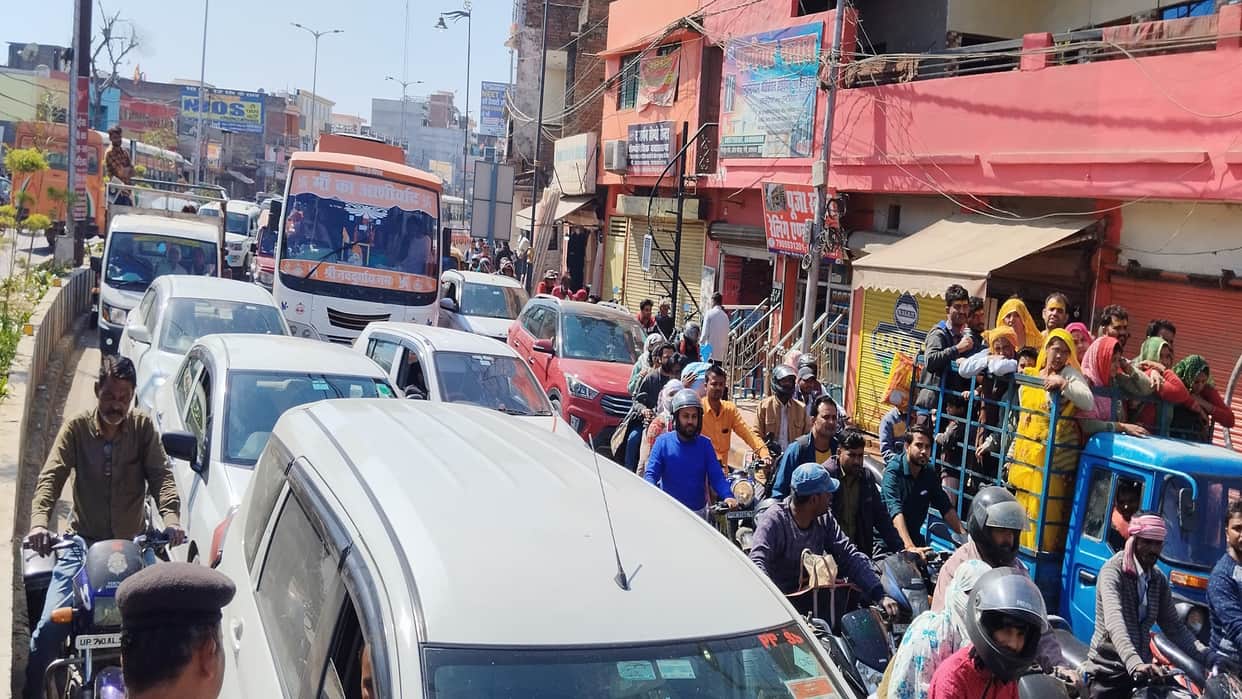 After three days of relief, the city is again in the grip of traffic jam, there was a five kilometer queue of