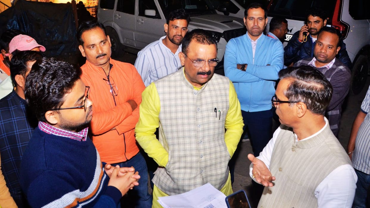 Mayor varanasi and Municipal Commissioner came out at night for mahakumbh
