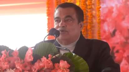UP: रक्षामंत्री राजनाथ ने योगी-गडकरी का कराया विशेष सम्मान, बोले- एक मिनट तक खड़े होकर तालियां बजाएं Inauguration and foundation stone of 114 development projects worth Rs 588 crore