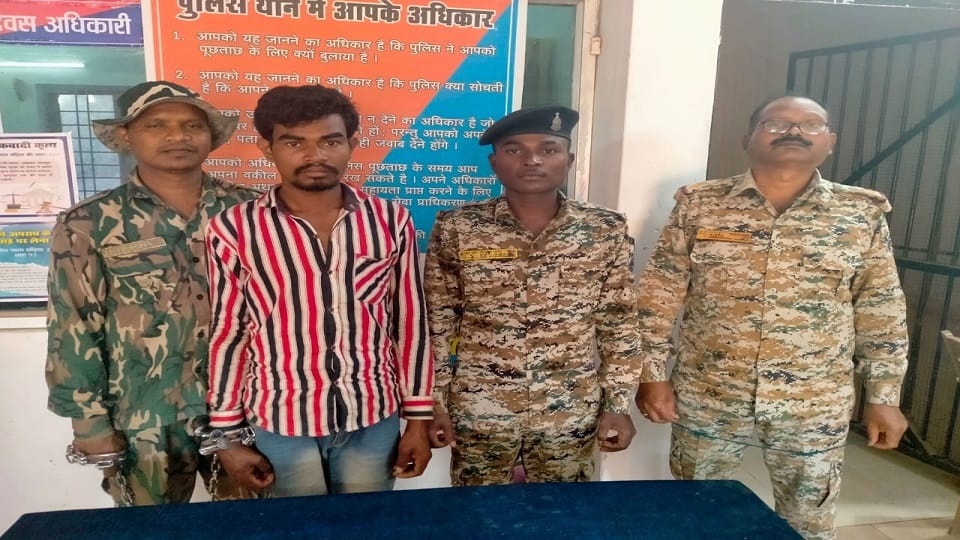पुलिस की गिरफ्त में आरोपी