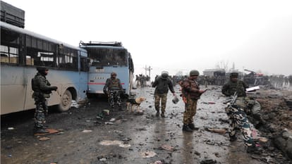 पुलवामा में 14 फरवरी 2019 को हुए हमले के बाद की दर्दनाक तस्वीर