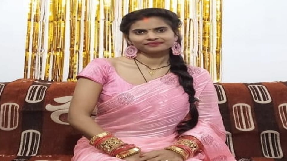 Pregnant woman dies after delivery family members create ruckus police controls the crowd in Gorakhpur