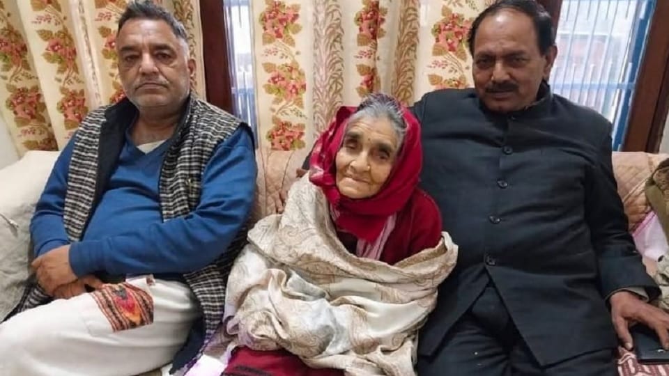 Environmentalist Sunderlal Bahuguna's wife passed away
